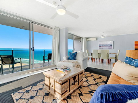 Absolute Beachfront In The Heart Of Surfers Paradi - Accommodation Bookings 0