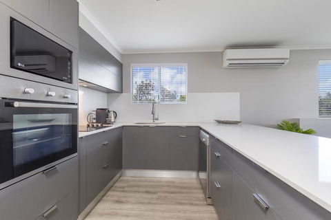 Absolute Beachfront Penthouse, Castaways Beach - Accommodation Bookings 3