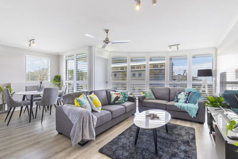 Absolute Beachfront Penthouse, Castaways Beach - Accommodation Bookings 0