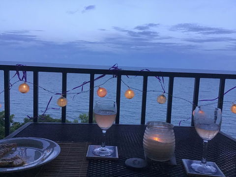 Absolute Beachfront With Million Dollar Views - Accommodation Bookings 1