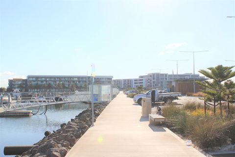 Absolute Waterfront Apt 319 Lighthouse - Accommodation Bookings 1