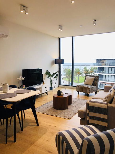 Absolute Waterfront Apt 319 Lighthouse - Accommodation Bookings 3