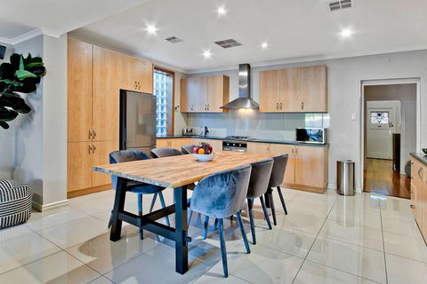 Adelaide 4 Bedroom House With Pool - Accommodation Bookings 2