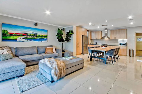 Adelaide 4 Bedroom House With Pool - Accommodation Bookings 0