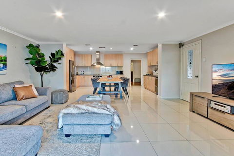 Adelaide 4 Bedroom House With Pool - Accommodation Bookings 3