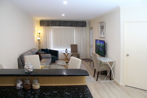 ADELAIDE CBD APARTMENT - 3BR, 2BATH & CARPARK - Accommodation Bookings 0