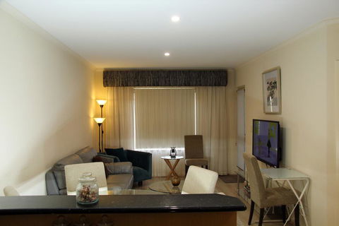 ADELAIDE CBD APARTMENT - 3BR, 2BATH & CARPARK - Accommodation Bookings 2