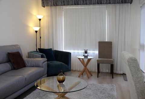 ADELAIDE CBD APARTMENT - 3BR, 2BATH & CARPARK - Accommodation Bookings 3