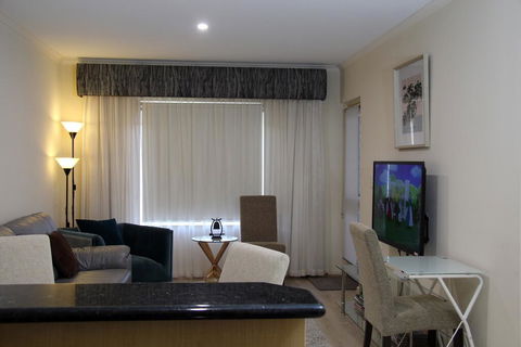 ADELAIDE CBD APARTMENT - 3BR, 2BATH & CARPARK - Accommodation Bookings 1