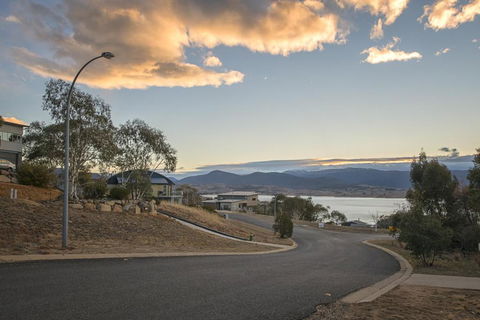 East Jindabyne- Cavallino 4 Bedroom Home - Accommodation Bookings 1