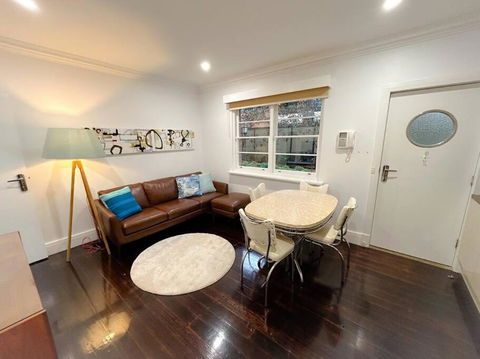 East Melbourne Unit With Courtyard - Accommodation Bookings 0