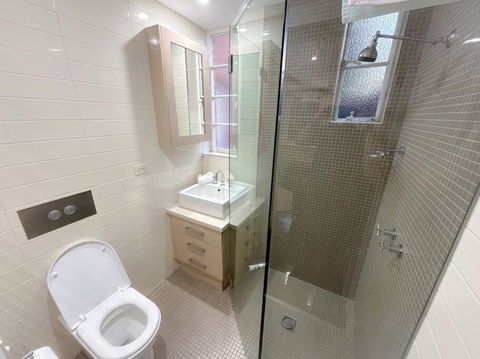 East Melbourne Unit With Courtyard - Accommodation Bookings 1