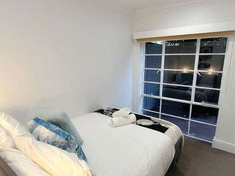 East Melbourne Unit With Courtyard - Accommodation Bookings 3