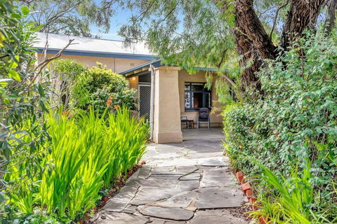 East Parklands Cottage - A Dreamy Garden Hideaway - Accommodation Bookings 0