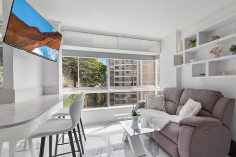 Elizabeth Bay Gem: Hidden Beach & Ferry To CBD - Accommodation Bookings 1