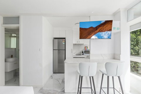 Elizabeth Bay Gem: Hidden Beach & Ferry To CBD - Accommodation Bookings 2