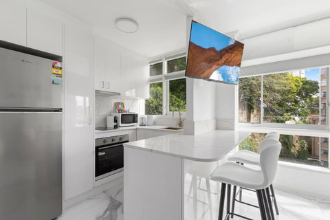 Elizabeth Bay Gem: Hidden Beach & Ferry To CBD - Accommodation Bookings 3