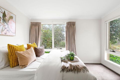 Enjoy Nature At Modern Diamond Creek Farmhouse - Accommodation Bookings 1