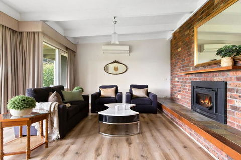 Enjoy Nature At Modern Diamond Creek Farmhouse - Accommodation Bookings 2
