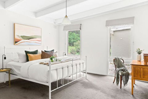 Enjoy Nature At Modern Diamond Creek Farmhouse - Accommodation Bookings 3