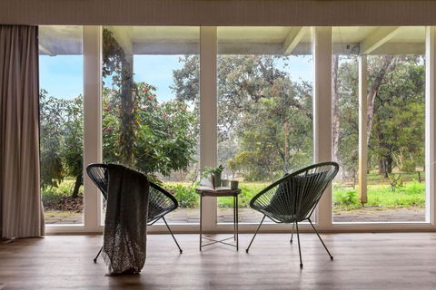 Enjoy Nature At Modern Diamond Creek Farmhouse - Accommodation Bookings 4