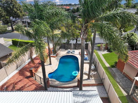 Evies White House Oasis I Pool & Close To Airport - Accommodation Bookings 0