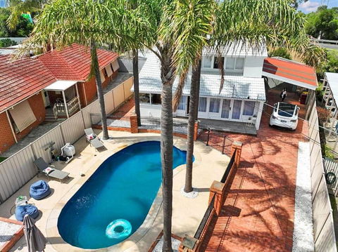 Evies White House Oasis I Pool & Close To Airport - Accommodation Bookings 1