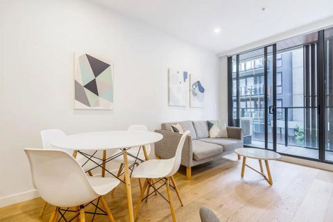 Executive Comfort Living Near La Trobe & RMIT Uni - Accommodation Bookings 1