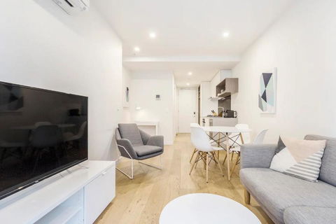 Executive Comfort Living Near La Trobe & RMIT Uni - Accommodation Bookings 0