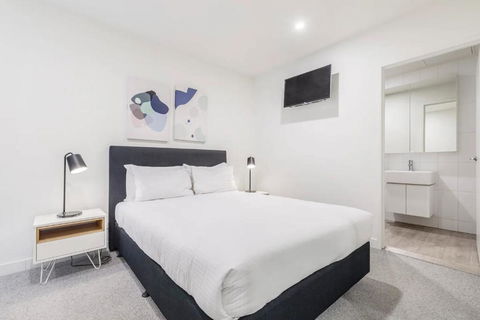 Executive Comfort Living Near La Trobe & RMIT Uni - Accommodation Bookings 3
