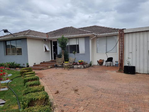 Entire 3 Bed Rooms Unit -Rosy House 1 - Accommodation Bookings 4