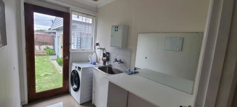 Entire 3 Bed Rooms Unit -Rosy House 1 - Accommodation Bookings 2