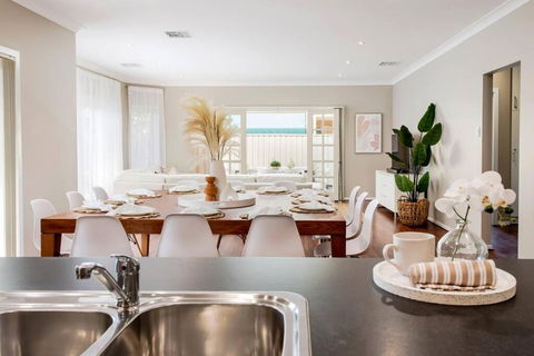 Expansive 5-bed Stunner For Corporate &families - Accommodation Bookings 0
