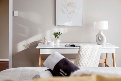 Expansive 5-bed Stunner For Corporate &families - Accommodation Bookings 1