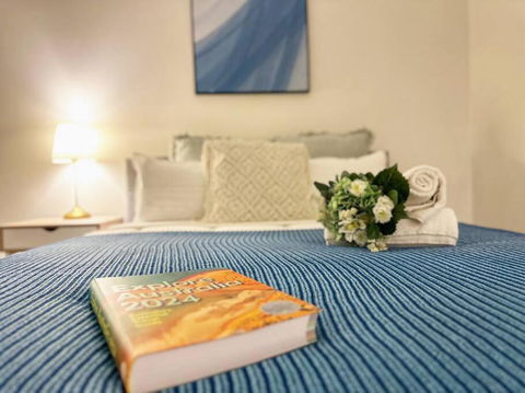 FC104 -1 BATH 2 BR Modern Oasis With, Pool & Gym - Accommodation Bookings 2