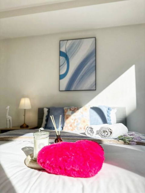 FC104 -1 BATH 2 BR Modern Oasis With, Pool & Gym - Accommodation Bookings 0