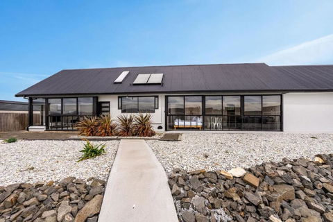 Expansive River-View Oasis - Accommodation Bookings 0
