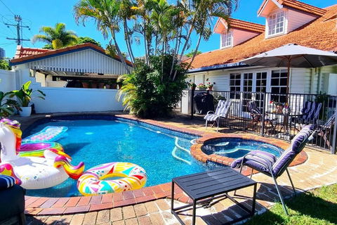 Fab 4brm Home With Pool A 15 Min Walk To Beach - Accommodation Bookings 0