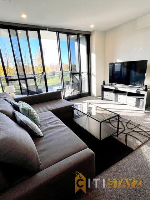 Fab In Phillip - 2bd 2bth Apt - Close To CBR Hospital - Accommodation Bookings 4