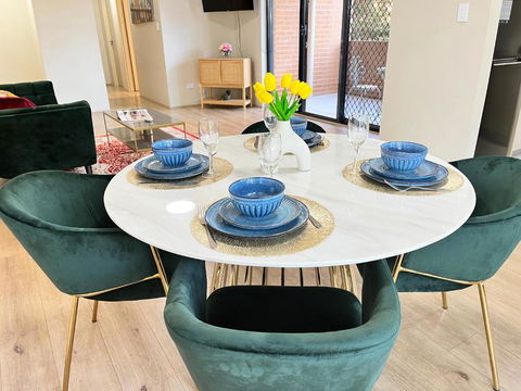 Fabulous 2 Bedroom Apartment, Secured Free Parking - Accommodation Bookings 4