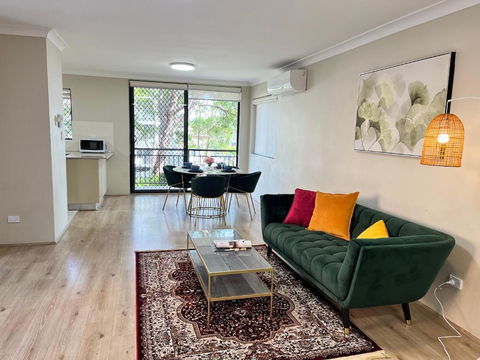 Fabulous 2 Bedroom Apartment, Secured Free Parking - Accommodation Bookings 1