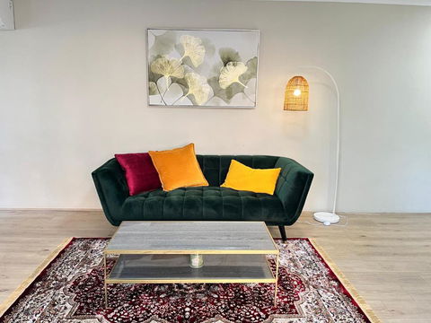 Fabulous 2 Bedroom Apartment, Secured Free Parking - Accommodation Bookings 2