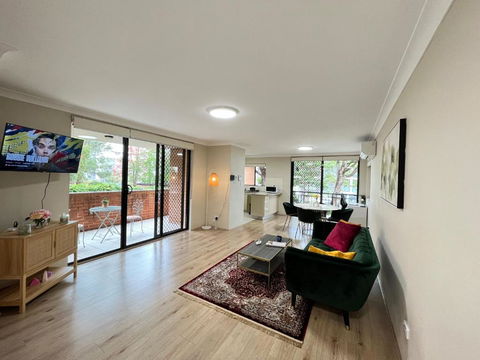 Fabulous 2 Bedroom Apartment, Secured Free Parking - Accommodation Bookings 0