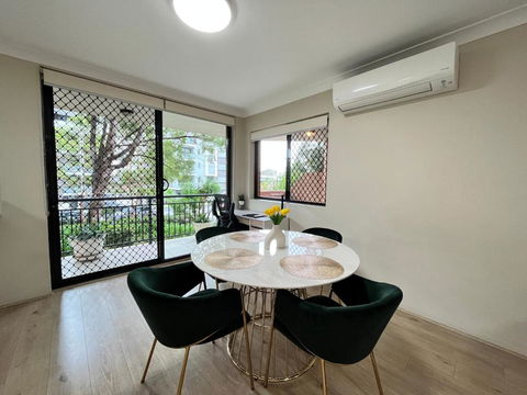 Fabulous 2 Bedroom Apartment, Secured Free Parking - Accommodation Bookings 3