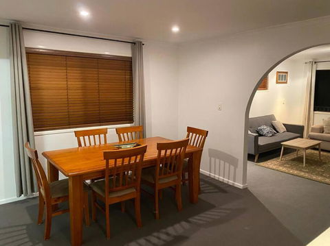 FAMILY 3-bedroom Everton Hills Apartment - Accommodation Bookings 1