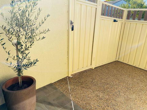 Family Favourite, Spacious 2 Bedroom Unit - Accommodation Bookings 4
