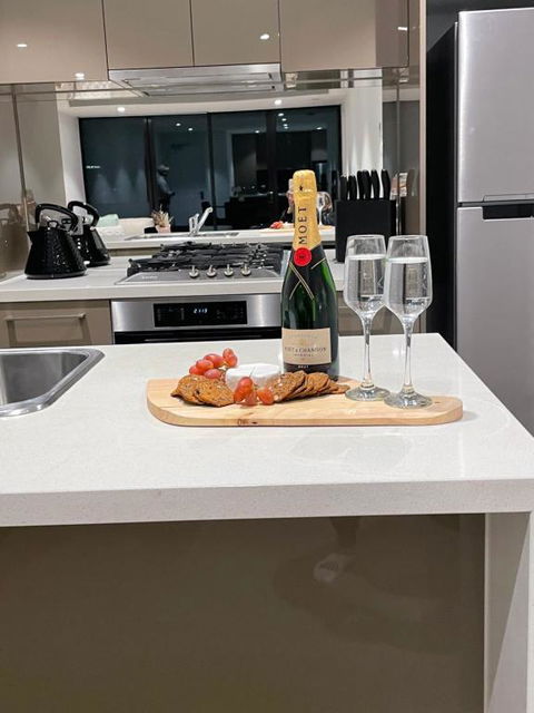 Fantastic 3 Bedroom Apartment In Southbank - Accommodation Bookings 0
