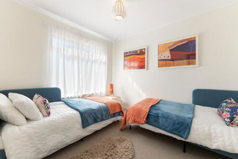 Fantastic Family Home Near City - Accommodation Bookings 1