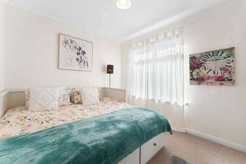 Fantastic Family Home Near City - Accommodation Bookings 2