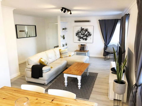 Few Steps Into Town - Corner House - Accommodation Bookings 0